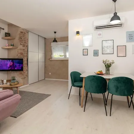 Aron アパート トロギール