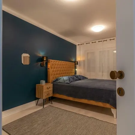 アパート Aron トロギール