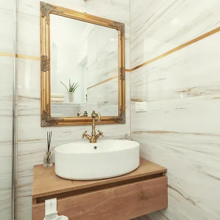 Aron * トロギール